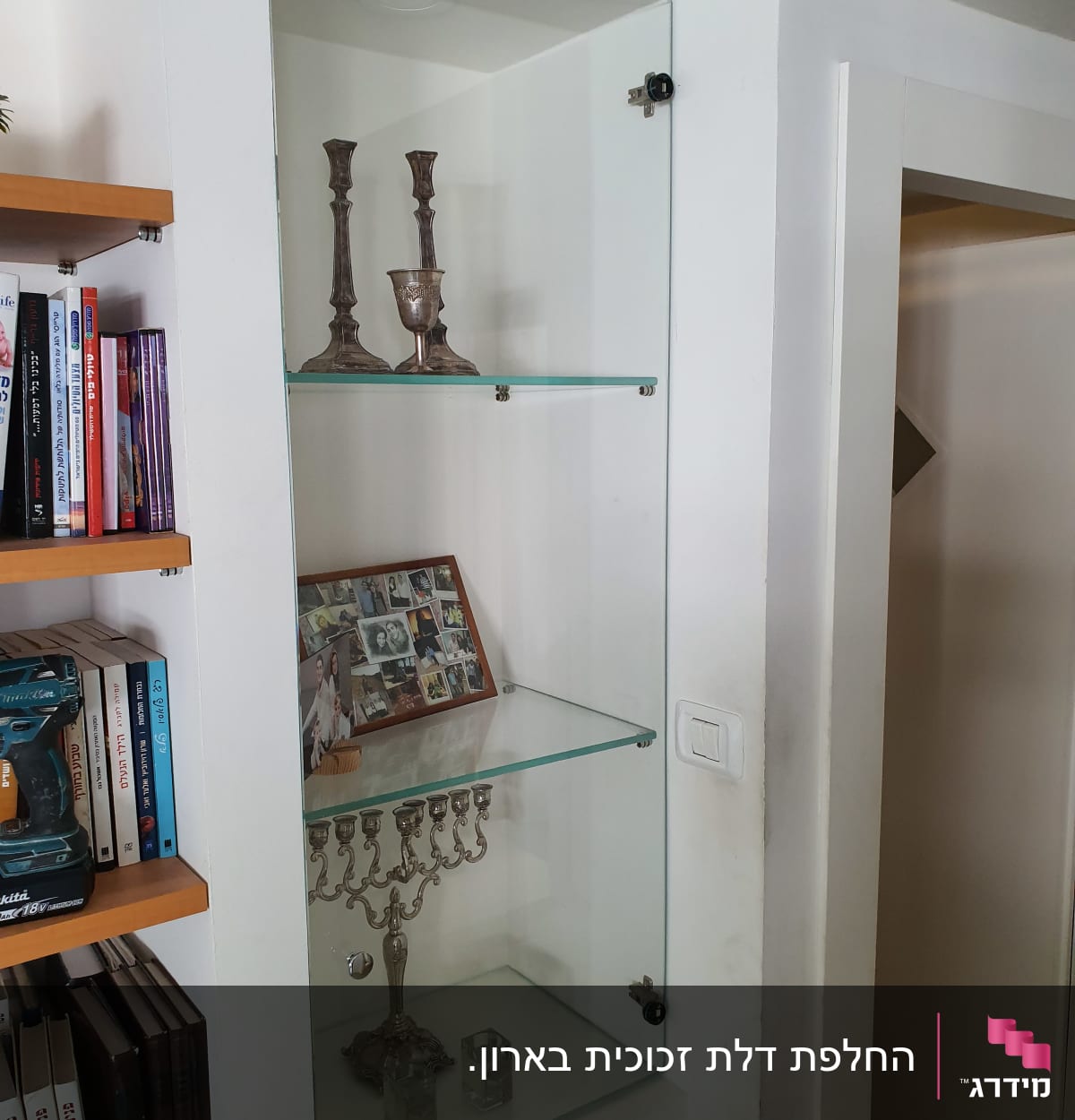 מדפי זכוכית עם חפצי נוי מתכתיים